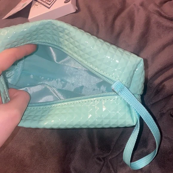 🪿Brand New 3 piece Makeup bundle! - Picture 8 of 8